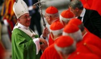 El papa Francisco saluda a los cardenales al final de la misa inaugural del Sínodo sobre la familia en la Plaza de San Pedro en el Vaticano