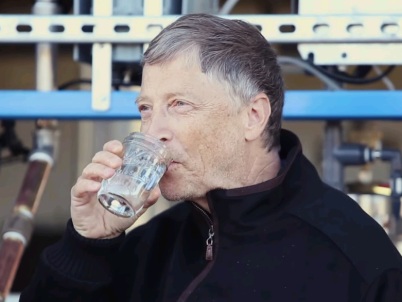 bill-gates-bebe-agua-potable-de-excremento-humano