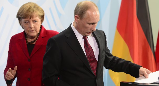German Chancellor Angela Merkel (L) and