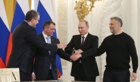 Putin, segundo por la derecha, y las autoridades de Crimea y Sebastopol, tras firmar la anexión. / YEKATERINA SHTUKINA (AFP)