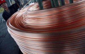 Un empleado desenrrollando cables de cobre en una fábrica en Nantong, China