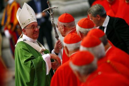 El papa Francisco saluda a los cardenales al final de la misa inaugural del Sínodo sobre la familia en la Plaza de San Pedro en el Vaticano