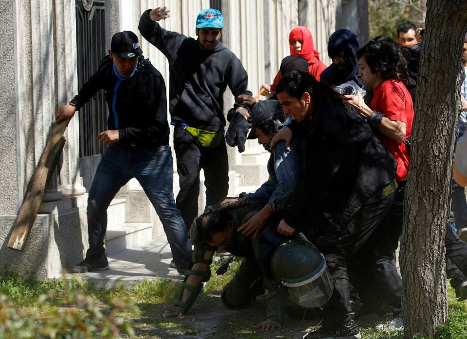 carabineros, agredido brutalmente por izquierdistas chilenos