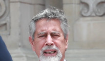 Francisco_Sagasti_y_FFAA_(cropped)